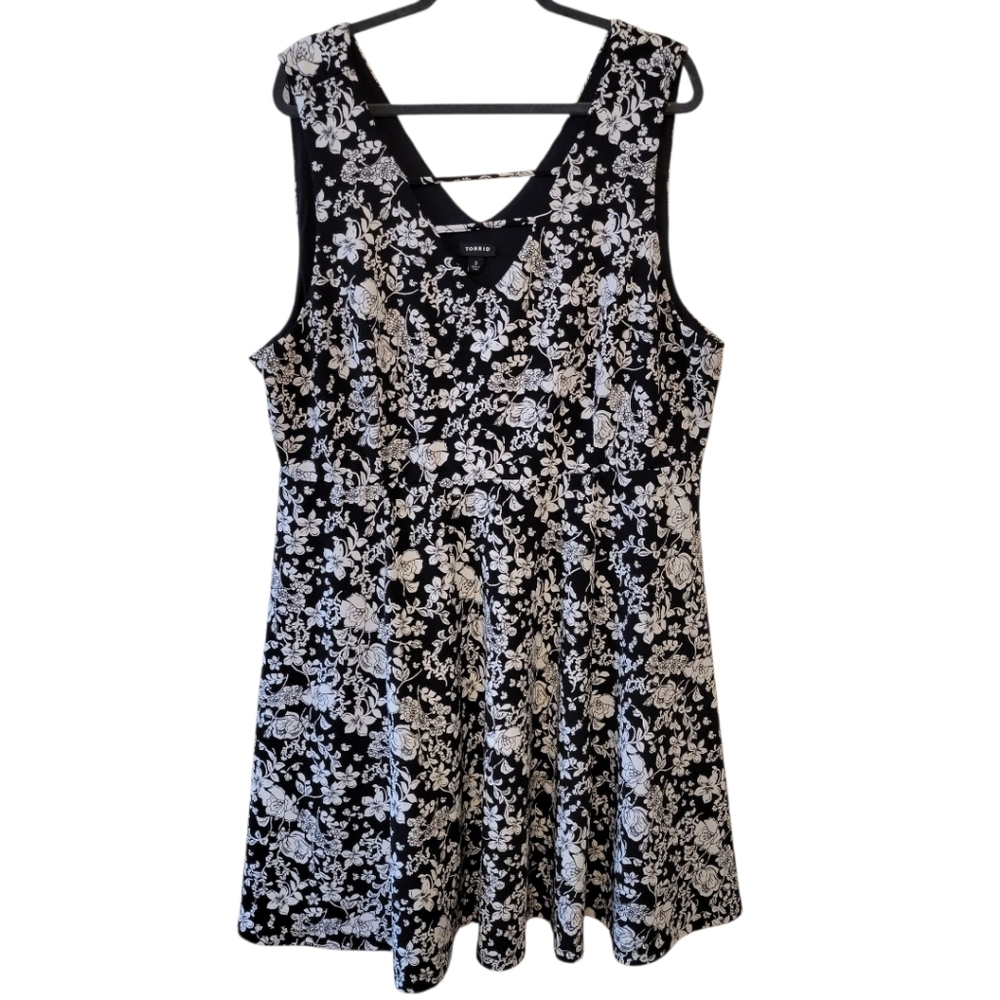 Torrid Black & White Sleeveless‎ Floral Fit & Flare Dress Size 3